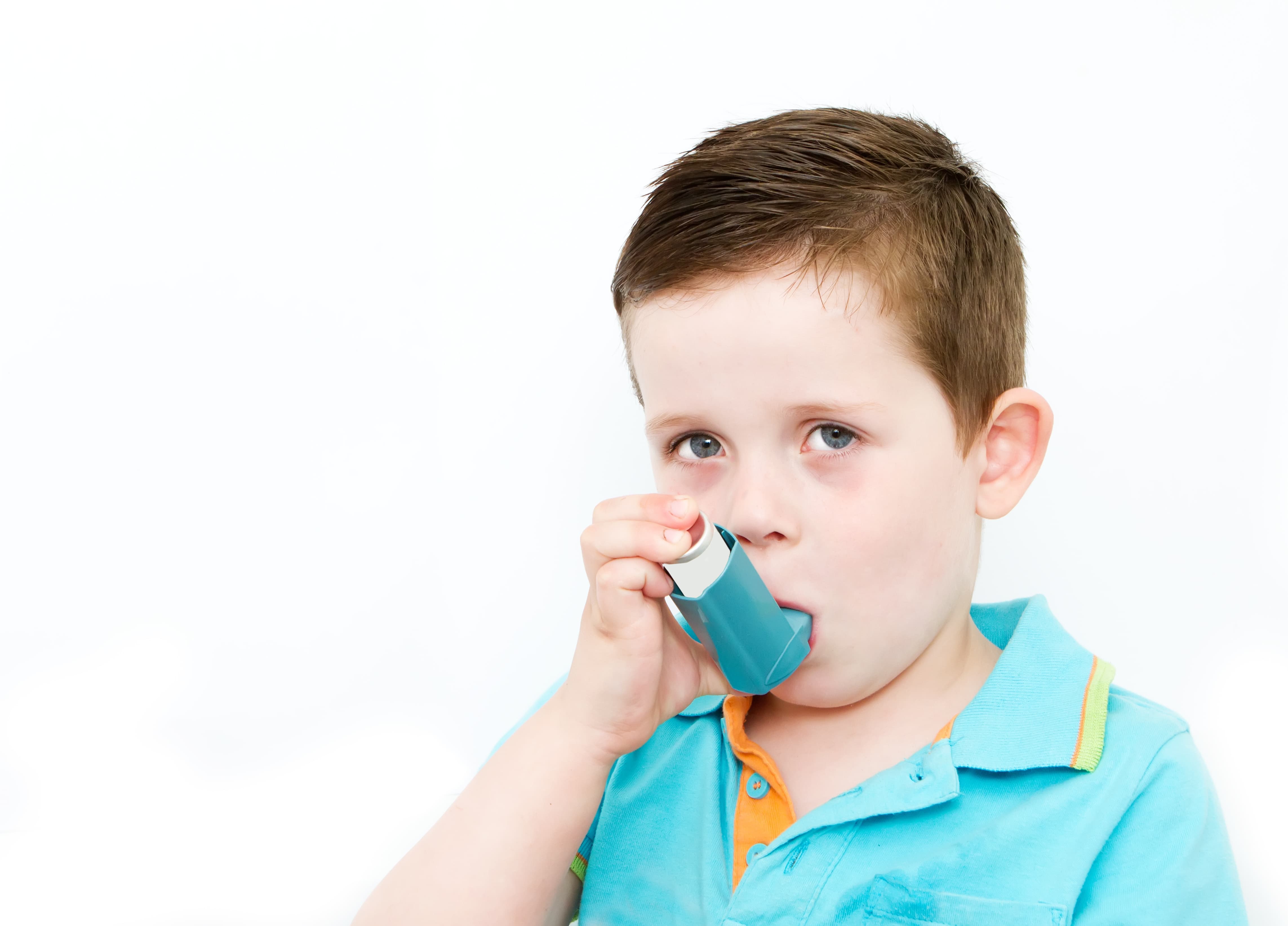Развитие астмы у детей. Ингалятор для детей. Дети астматики. Ребенок с карманным ингалятором. Бронхиальная астма.