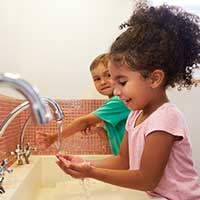 children washing hands to avoid coronavirus